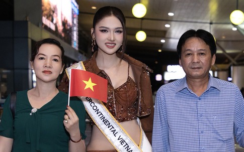 Bố mẹ Á hậu Thu Ngân gây chú ý khi xuất hiện tại sân bay