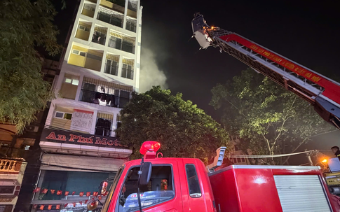 Hà Nội: Nghi án phóng hỏa nhà nghỉ lúc rạng sáng, cảnh sát dùng xe thang giải cứu 7 người