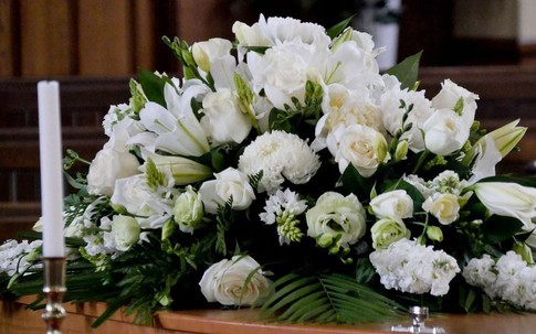 Hoa hồng trắng trong đám tang và ý nghĩa của sự tiễn biệt