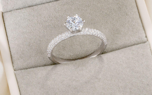 Năm 2026 giá vàng, bạc tăng cao, dưới 5 triệu đồng mua được nhẫn cầu hôn loại nào?