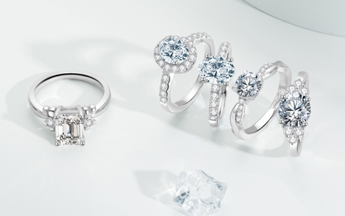 Giá vàng vẫn ở mức cao, nên chọn nhẫn cầu hôn loại nào?