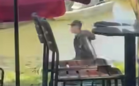 Người đàn ông cầm vật giống rựa rượt đuổi người ở Huế