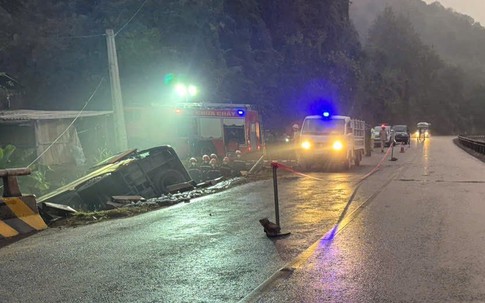 Xe khách lao xuống cống trong đêm mưa mù khiến 4 người thương vong ở Sơn La