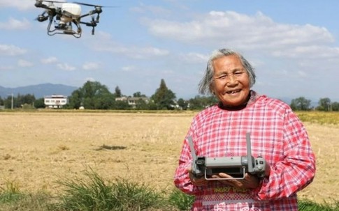 'Bà cụ siêu ngầu' U90 nổi tiếng nhờ lái drone bón phân và bán nông sản online