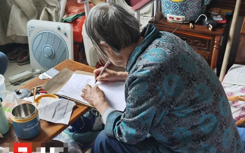 Bi kịch tuổi già: Nhờ con trai giữ tiền, cụ bà ôm hối hận muộn màng