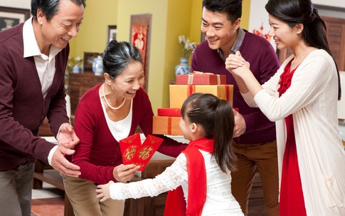Khi chọn quà biếu Tết còn 'áp lực' hơn chạy deadline