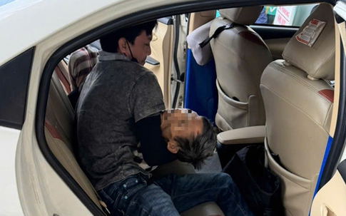 CSGT TPHCM hỗ trợ đưa người đàn ông đi cấp cứu