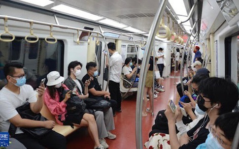 Câu chuyện trên tàu điện ngầm khiến tôi nhận ra khoảng cách giáo dục giữa các gia đình