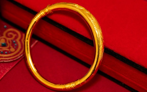 Đi họp lớp 40 năm, bố chồng mang về một chiếc vòng vàng khiến mẹ chồng nghẹn đắng