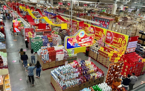 Hàng Tết Nguyên đán ở siêu thị đã lên kệ, sẵn sàng phục vụ người mua với mức giảm giá đến 40%