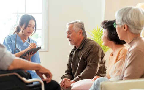 Con cái công thành danh toại, cha mẹ phải vào viện dưỡng lão trong lặng lẽ