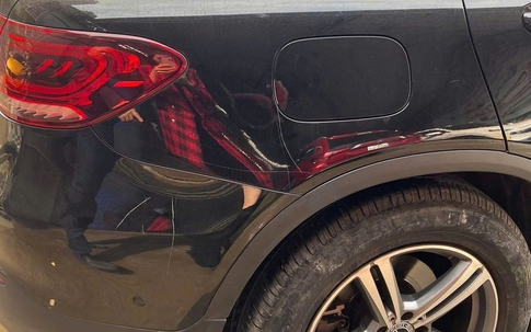 Hà Nội: Đỗ xe đi ăn tối, chủ xe Mercedes 'khóc ròng' vì xe bị cào xước, đập phá