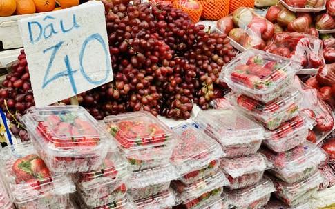 Tiểu thương lý giải nguyên nhân giá dâu tây rẻ bất ngờ, 'nhuộm đỏ' chợ Việt
