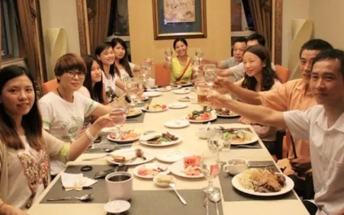 Tin nhắn ngân hàng đến sau buổi họp lớp khiến chàng trai sững sờ