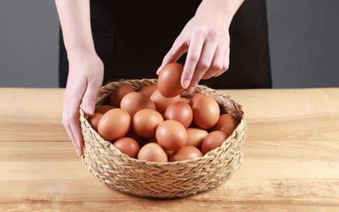 Mẹ chồng cho giỏ trứng ngày Tết: Con dâu bật khóc khi phát hiện sự thật bên trong