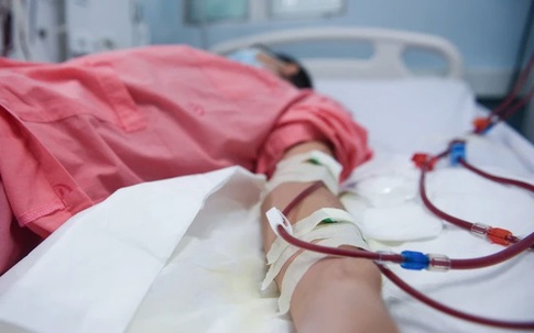 Nữ sinh 18 tuổi suy thận giai đoạn cuối bật khóc thừa nhận một sai lầm nhiều người Việt mắc phải