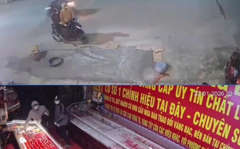 Clip: Hai đối tượng bịt mặt, cầm dao xông vào cướp tiệm vàng tại Ninh Bình
