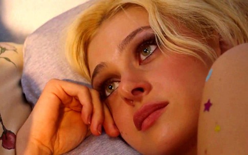 Phim của con dâu Beckham ngập cảnh 18+