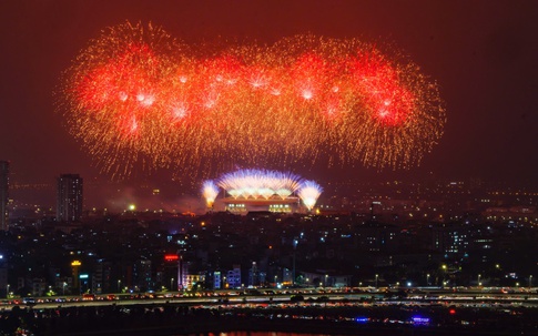 Không cần đợi giao thừa, 'vua pháo hoa' Sun Group khiến Mỹ Đình rực sáng như lễ hội pháo hoa thế giới