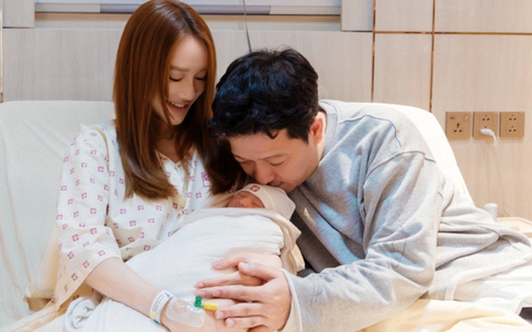 Nhã Phương sinh con thứ ba, Trường Giang xin lỗi không thể có mặt trong khoảnh khắc con chào đời