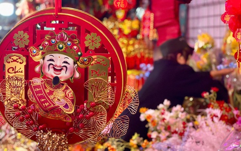 Tết Nguyên đán 2026: Thị trường đồ trang trí tết tô đỏ rực khắp các khu phố năm nay có gì đặc biệt?