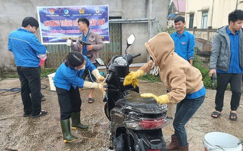 Rửa xe gây quỹ Tết cho trẻ em có hoàn cảnh khó khăn ở Hà Tĩnh