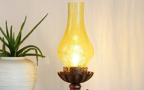 Làm vỡ đèn dầu trên bàn thờ là điềm gì?