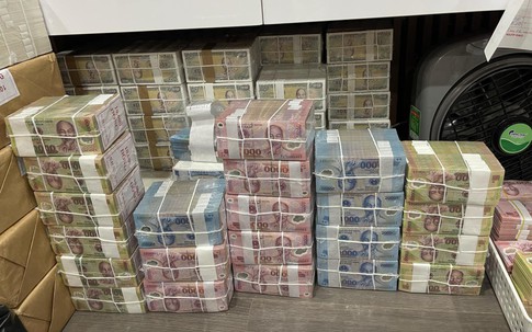 Càng gần Tết Nguyên đán, 'chợ' đổi tiền càng sôi động, phí đẩy lên cao