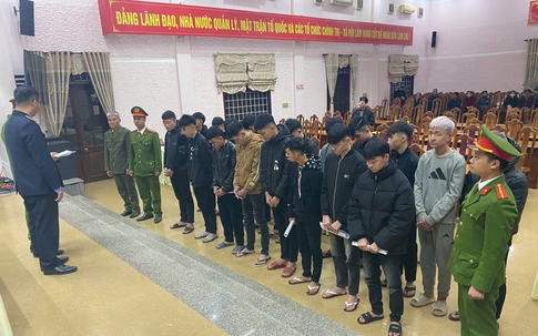 Khởi tố 9 đối tượng dùng dao, búa hỗn chiến trong đêm