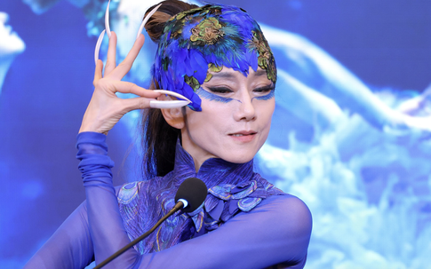 'Khổng tước' Dương Lệ Bình gây chú ý khi lần đầu 'sải cánh' giữa lòng Hà Nội