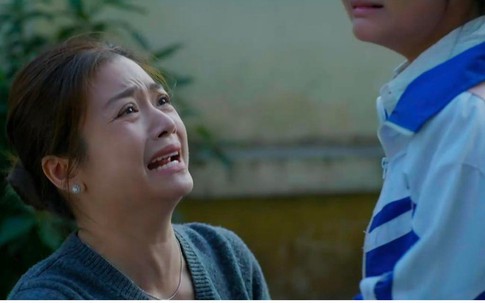 Bà Ánh bật khóc sau khi giải cứu bé Nhi khỏi kẻ bắt cóc