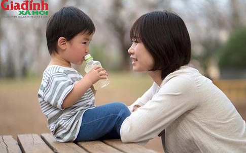 Nuôi dạy con không phải lúc nào cũng ôm chặt: 3 thời điểm cha mẹ nên buông tay