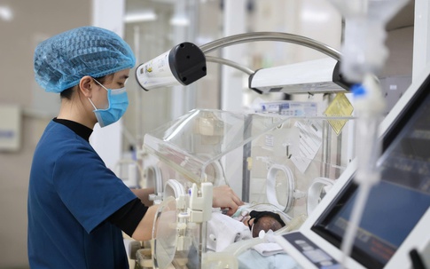 Ninh Bình: Cứu sống trẻ sinh non nguy kịch do đẻ rơi tại nhà, cắt dây rốn bằng dao lam