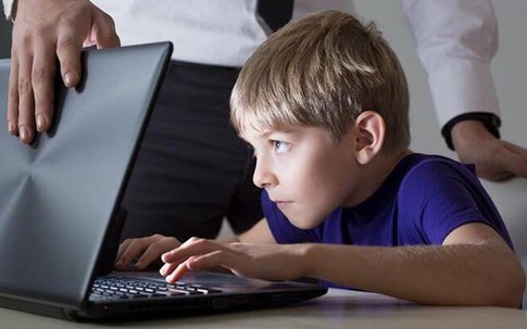 5 thói quen âm thầm làm tổn hại não bộ trẻ: Cha mẹ đừng chủ quan