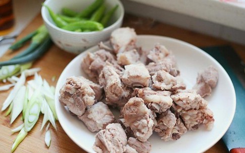 Muốn có món sườn ngon cho Tết này: Đầu bếp giàu kinh nghiệm chỉ cho bạn thao tác quan trọng nhất cần làm trước khi nấu