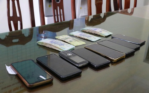 Đột kích 'lô cốt' trong nhà dân, bắt 12 đối tượng đánh bạc chuyên nghiệp