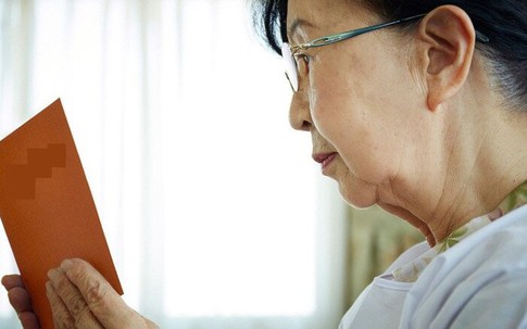 Đòi mẹ chồng giao 80% lương hưu để nuôi cháu, con dâu bàng hoàng khi bố chồng nói 1 câu