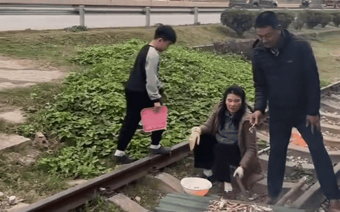 Xử phạt cặp vợ chồng nướng đồ ăn trên đường sắt