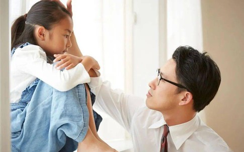 Một hành động của trẻ khiến nhiều cha mẹ lầm tưởng là EQ cao, thực chất chỉ là 'khôn vặt'