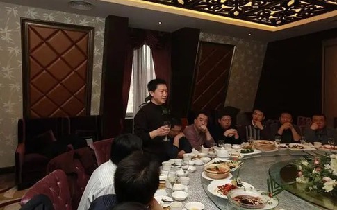 Vừa thăng chức đã đứng ra khao họp lớp, phút sau tôi chết lặng khi cả bàn gọi 10 con tôm hùm lớn