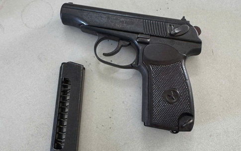 Người đàn ông phát hiện khẩu súng ngắn khi đi làm đồng