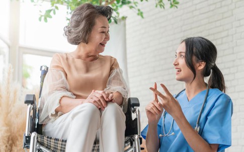 Đưa mẹ vào viện dưỡng lão sau 4 tháng chăm sóc: Không phải tôi bất hiếu mà là bất lực