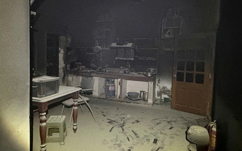 Hà Nội: Cháy nhà 3 tầng lúc rạng sáng, 15 người nhập viện cấp cứu vì ngạt khói