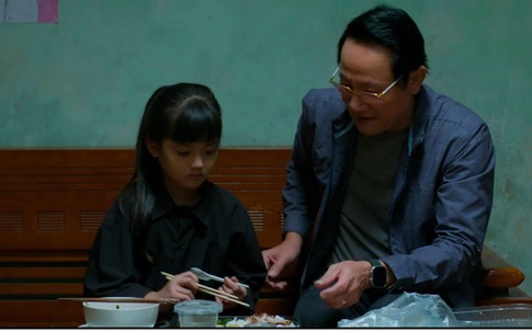 Ông Phi rối bời khi con gái nữ đồng nghiệp cũ gọi mình là bố