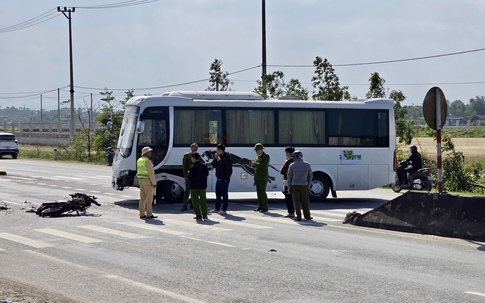 Va chạm với ô tô khách, 3 thanh niên đi trên xe máy bị thương nặng