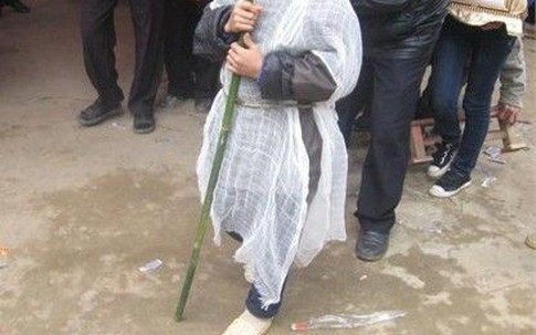 Lý do có tục mũ gai đai chuối và chống gậy trong đám tang, xưa nay đều phải thế