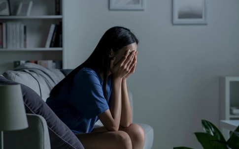 30 tuổi, tôi vẫn bị mẹ kiểm soát làm đâu, chơi với ai, ăn gì