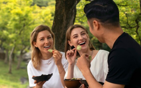 Ngắt lời người thân - thói quen nhỏ tạo khoảng cách lớn trong gia đình