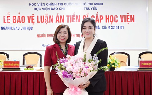 Hoa hậu Nguyễn Thị Huyền trở thành Tiến sĩ Báo chí ở tuổi 41