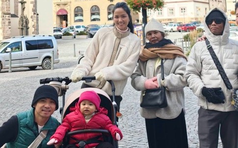Mẹ ruột H'Hen Niê gây chú ý khi lần đầu đến châu Âu